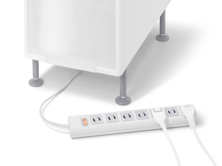 アジャスター付きスリムストッカー上に電源タップとケーブルが整然と配置された様子