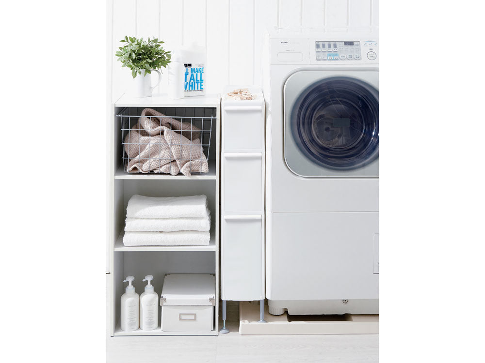 洗濯室に設置されたアジャスター付きスリムストッカーと洗濯機、乾燥機