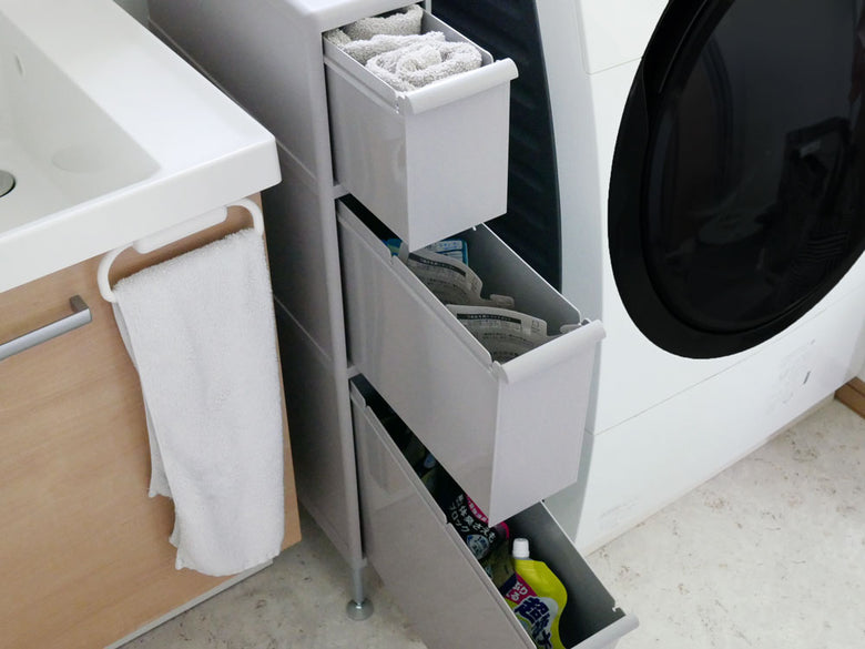 アジャスター付きスリムストッカーが洗濯機と乾燥機とともに洗濯室に設置されている様子