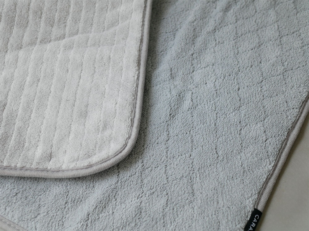 シービージャパン製のグレーリバーシブルバスマット。ポリエステルとマイクロファイバー素材で織り込まれた滑り止め付きマット。サイズは約60cm×40cm。