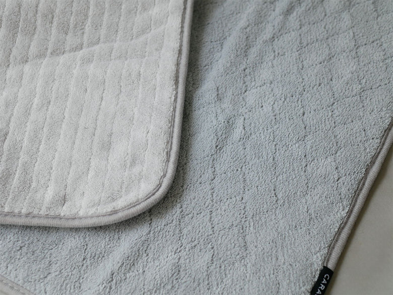 シービージャパン製のグレーリバーシブルバスマット。ポリエステルとマイクロファイバー素材で織り込まれた滑り止め付きマット。サイズは約60cm×40cm。