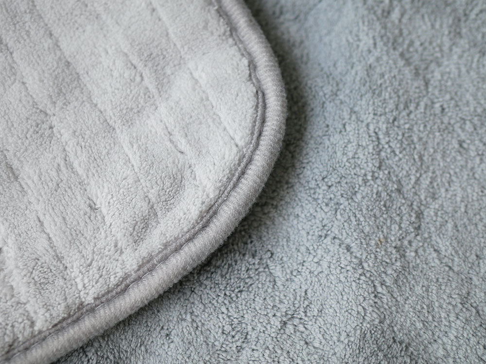 カラリデイ リバーシブルグレー バスマット、ポリエステルとマイクロファイバー製の織り模様