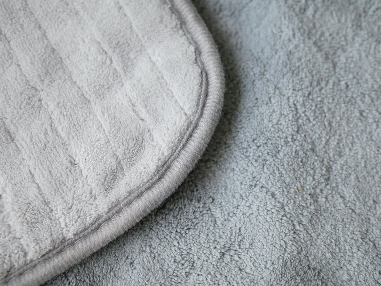 カラリデイ リバーシブルグレー バスマット、ポリエステルとマイクロファイバー製の織り模様