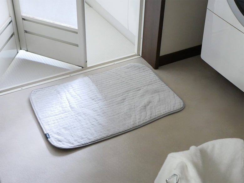 シービージャパンのカラリデイ リバーシブルグレーバスマットがバスルームの床に敷かれている様子