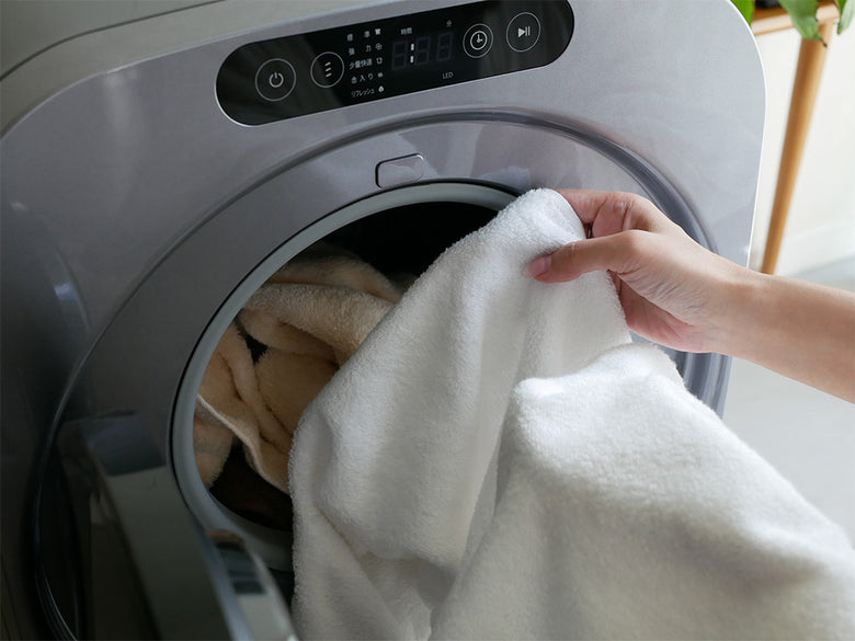 ESTILOエスティロのシルバー色3kgコンパクト衣類乾燥機。家庭用の主要家電として洗濯と乾燥を一体化したデザイン。