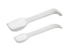 白色のプラスチック製計量スプーン、取っ手が付いたキッチン用ツール