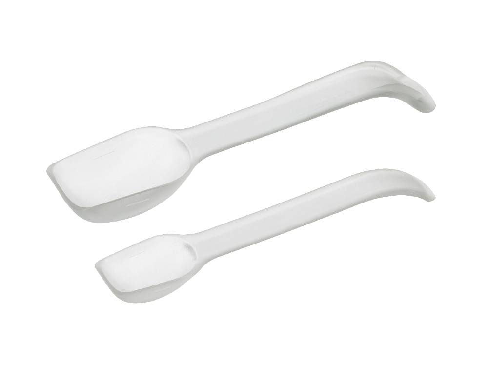 白色のプラスチック製計量スプーン、取っ手が付いたキッチン用ツール