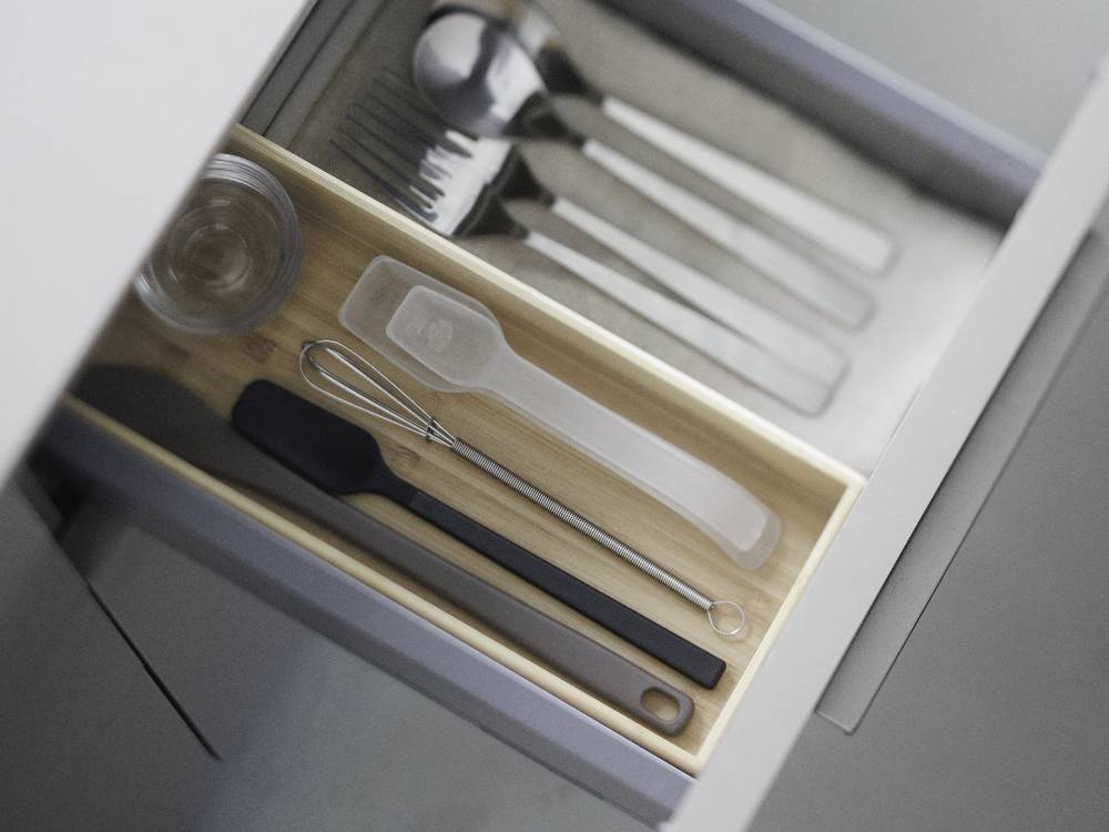 marnaのきほん 計量スプーン、家庭用のステンレス製スプーンに計量目盛りが刻まれている