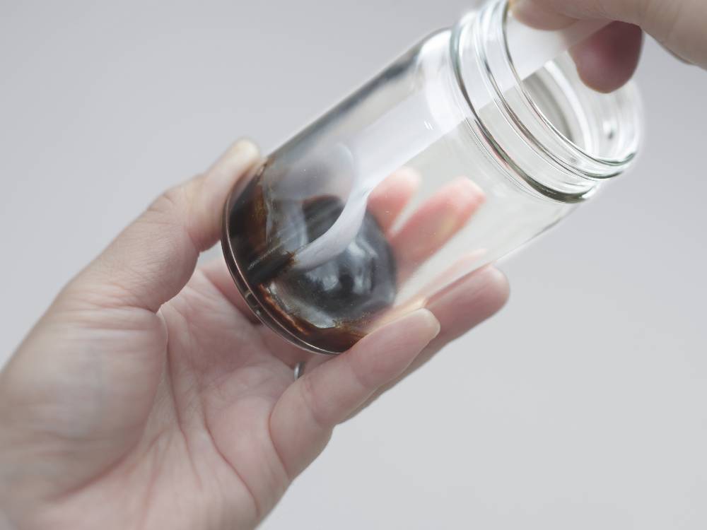 透明なメイソンジャーとポリメチルペンテン製のマーナ計量スプーンが並べられている画像