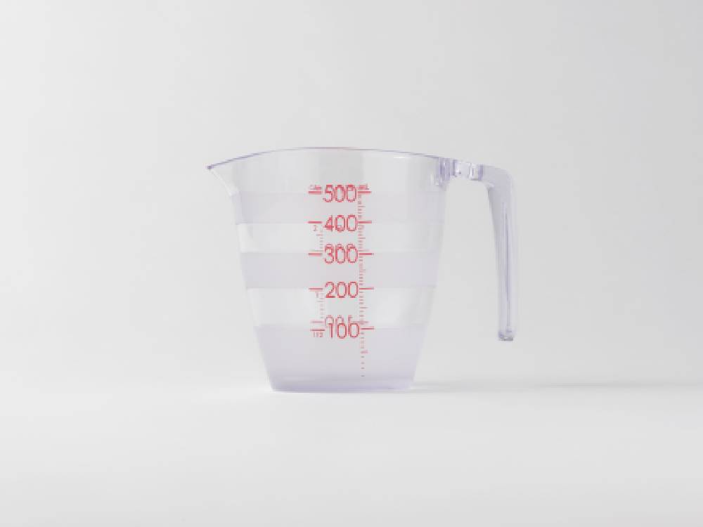 marnaの基本計量カップ200mlと500mlの透明プラスチック製。キッチンで使用する計量用カップの画像