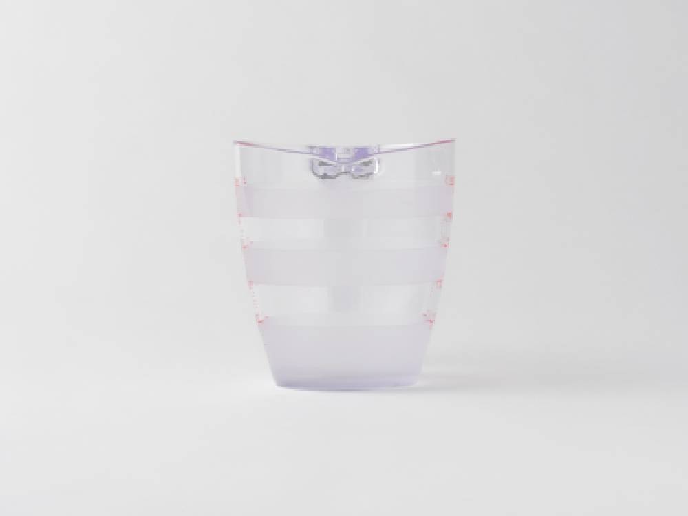 マーナのきほん計量カップ200mLと500mLが透明なプラスチック製でキッチンに並べられている様子