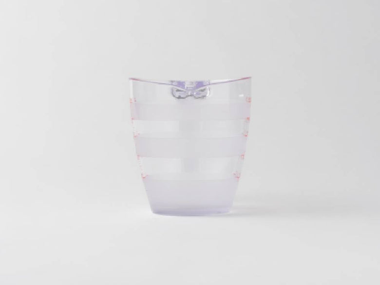 マーナのきほん計量カップ200mLと500mLが透明なプラスチック製でキッチンに並べられている様子