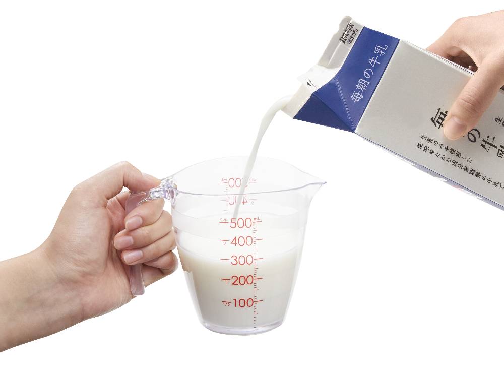 marnaのきほん 計量カップ200mLと500mLに牛乳とアーモンドミルクが入っている様子