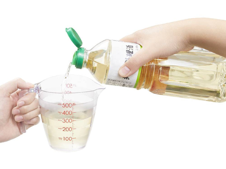 marnaのきほん 計量カップ200mLと500mLの透明なプラスチック製計量カップが並んでいる画像