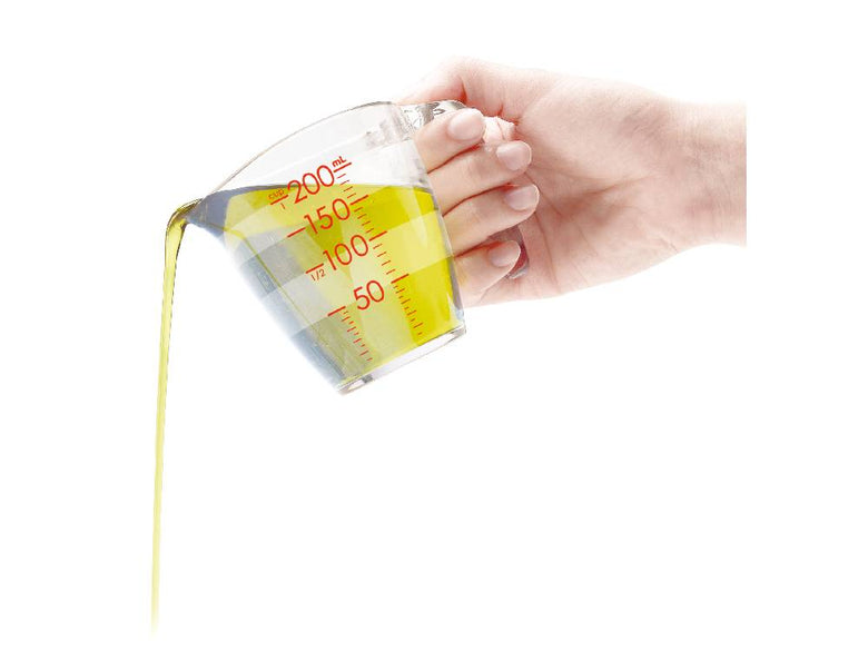 マーナのきほん計量カップ200mLと500mLの透明なセットが並べられたキッチン用計量器具の写真