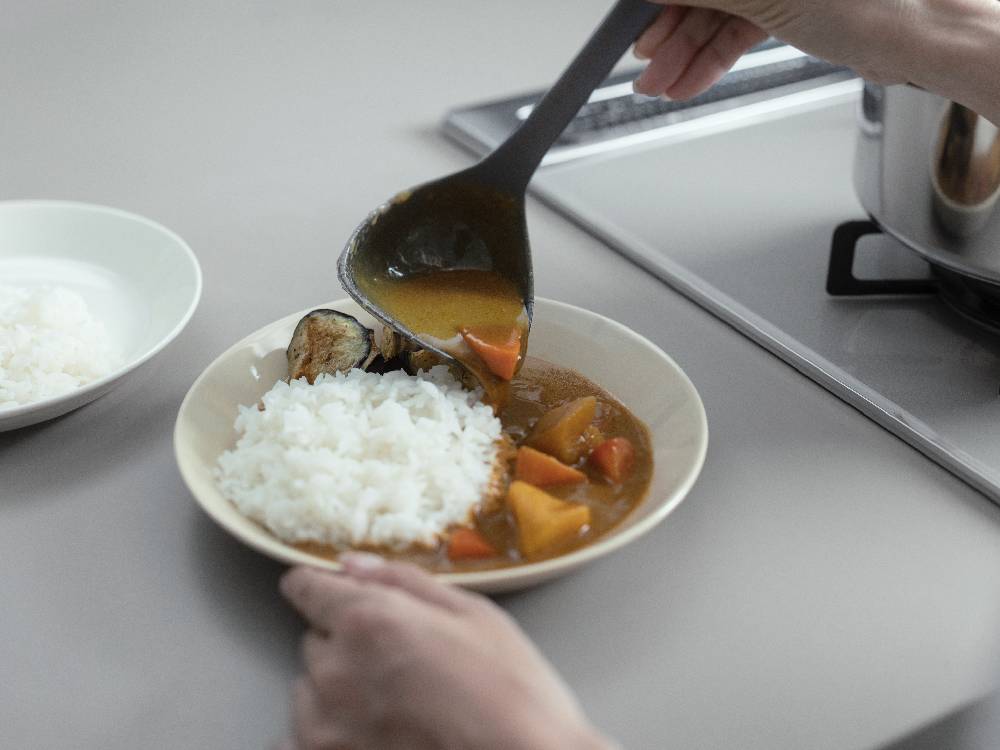 マーナのきほんお玉を使って白ご飯を盛り付けている食卓のシーン