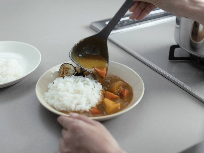 マーナのきほんお玉を使って白ご飯を盛り付けている食卓のシーン