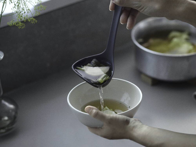 【marna/マーナ】マーナのきほん お玉、ナイロンとシリコンゴム製のキッチンスプーン。サイズSとMがあり、食器洗い乾燥機対応。