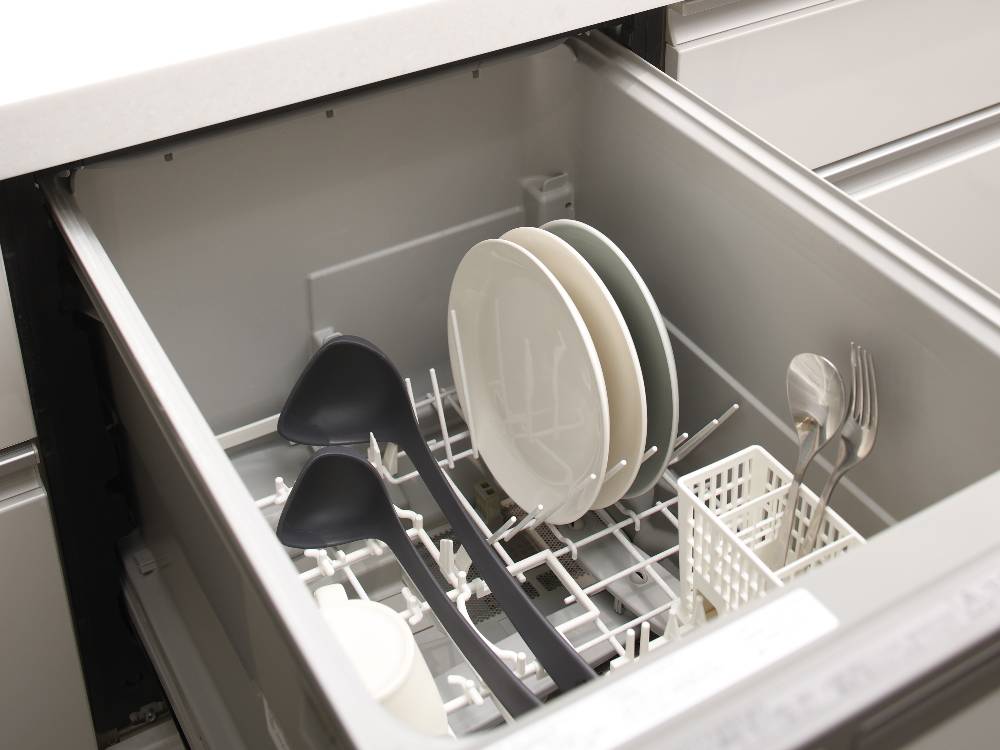 marnaのきほんお玉がシンク周りのキッチンカウンターに並べられた調理器具と共に配置されている様子