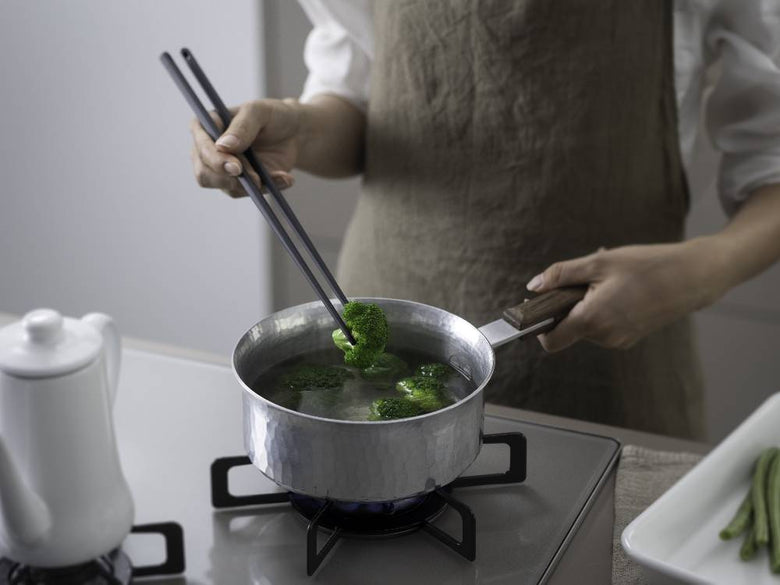 料理で使用されている【marna/マーナ】きほん 菜箸。ナイロンとシリコーンゴム製で軽量、耐熱温度230℃、食器洗い乾燥機対応。