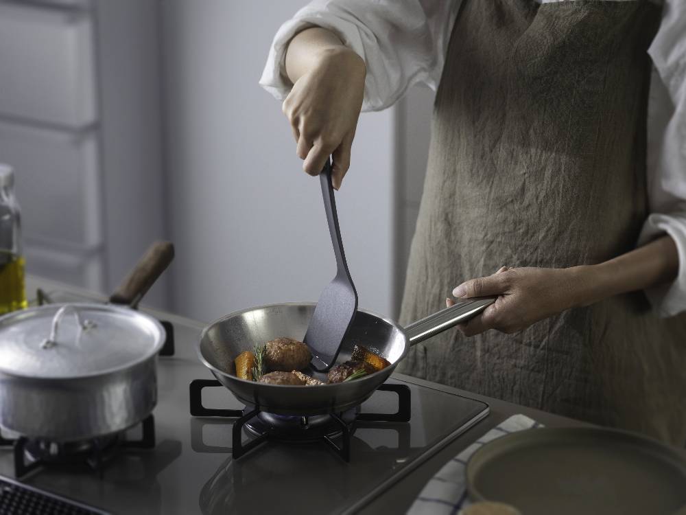 マーナのきほん ターナーを含むフライパンや調理器具がキッチンカウンターに整然と並べられている様子