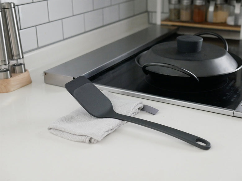 【marna/マーナ】マーナのきほん ターナー。シリコーンとナイロン製の耐熱230℃対応キッチンスパチュラ。軽量で使いやすいハンドル付き、食器洗い乾燥機対応。