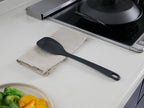 ナイロンとシリコーンゴム製のマーナのきほんスプーンヘラ。耐熱性に優れたスプーンとヘラが一体となったキッチン用調理器具。