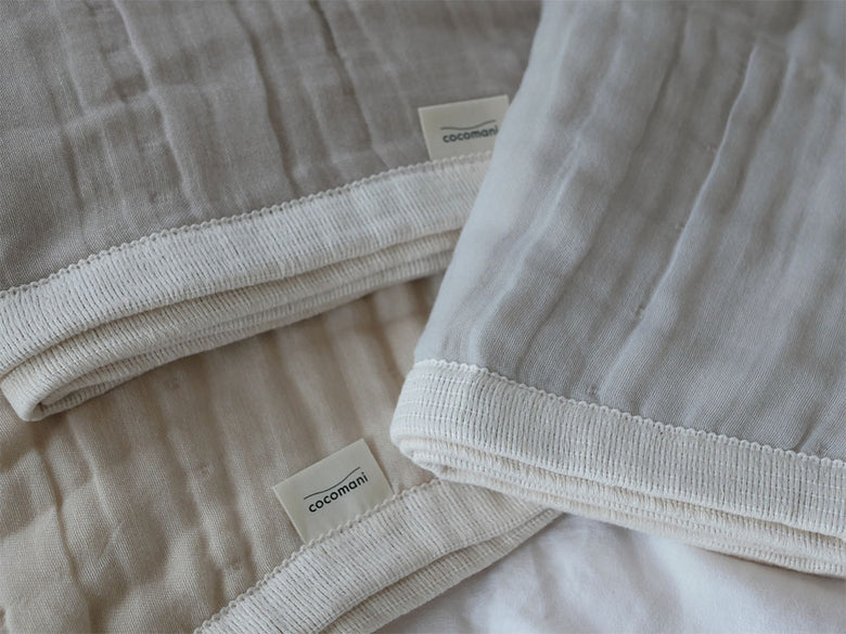 綿100％の5重織ガーゼケットが整えられたシングルベッドの写真