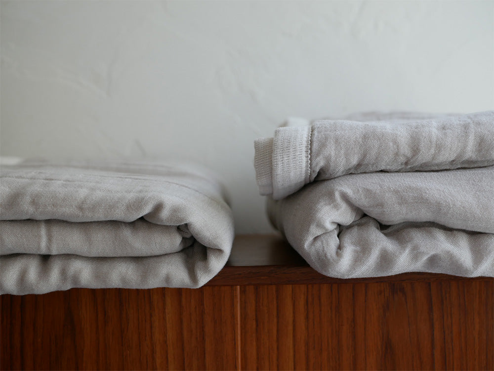 シングルベッドにかけられたココマニの綿100％とろサラ5重織ガーゼケット
