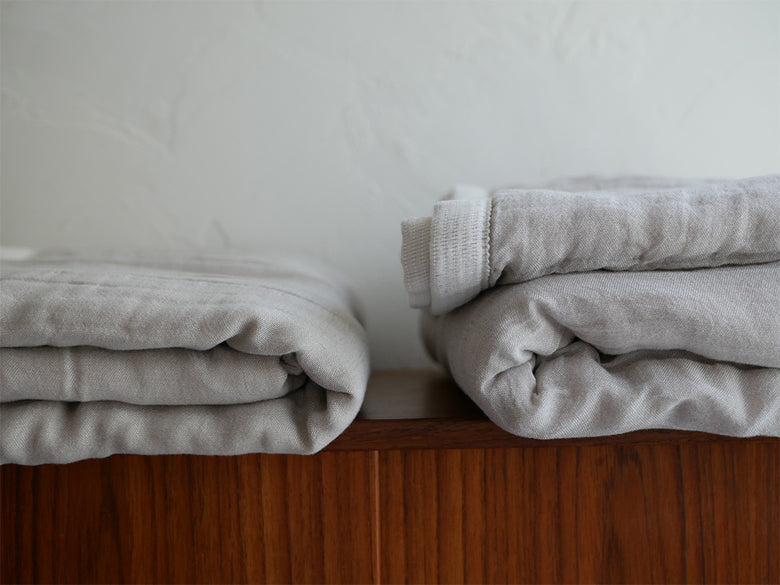 シングルベッドにかけられたココマニの綿100％とろサラ5重織ガーゼケット