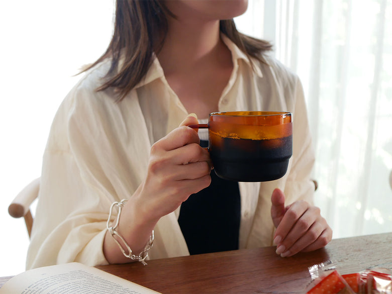 HARIOの耐熱ガラス製コールドブリューピッチャーとスタックマグカップのセット。グレーとアンバーの色展開。