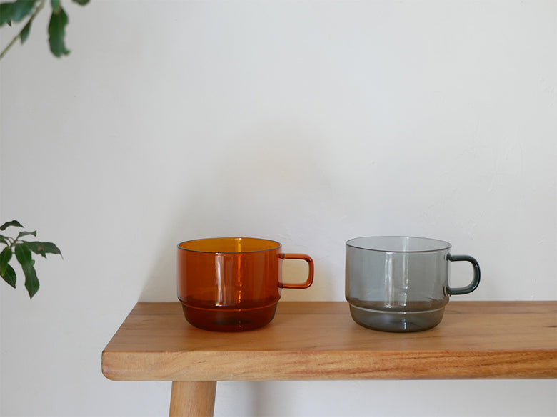 HARIOの耐熱ガラス製コールドブリューピッチャーとスタックマグカップが並べられた画像