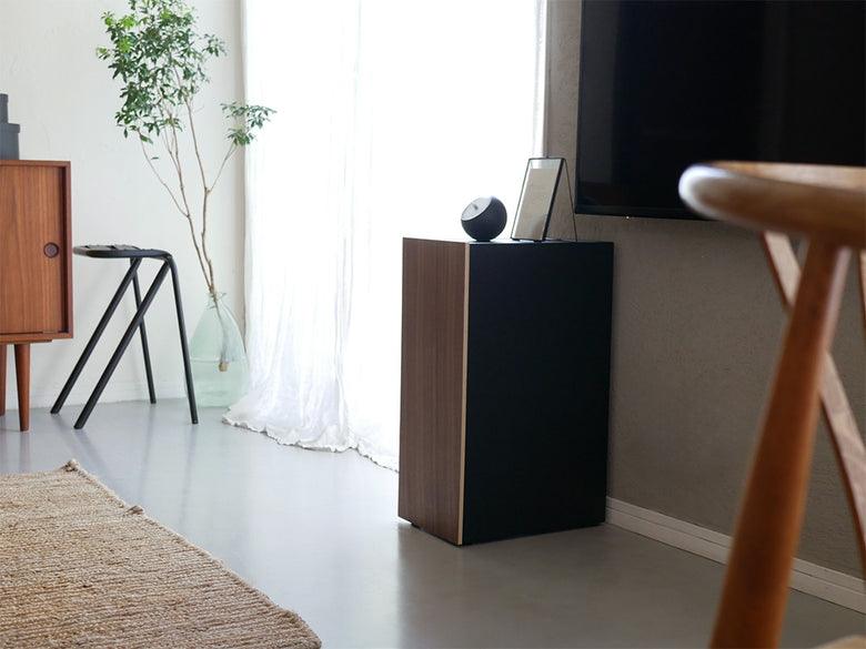 ホワイトカラーのスチール製ゲーム機収納ラック タワーが天然木積層合板の扉を開けられた状態で展示されている