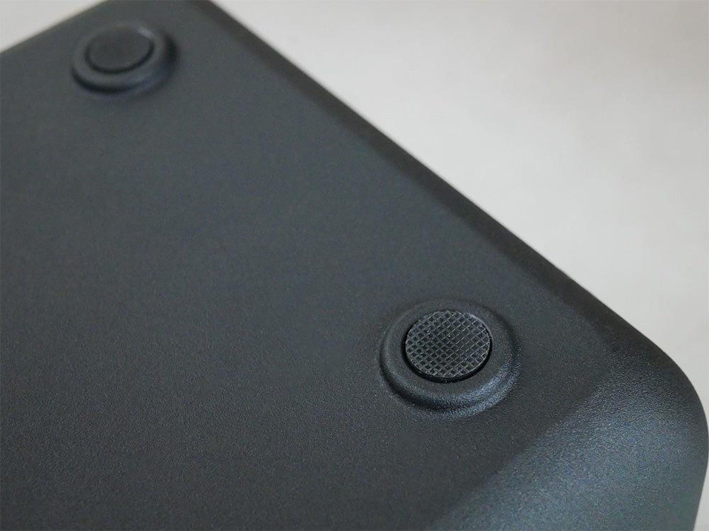 銀色の高性能ハードシェルクーラー「THE ICE ERA」の外観。カーボンファイバー素材を使用した耐久性のあるデザインが特徴です。