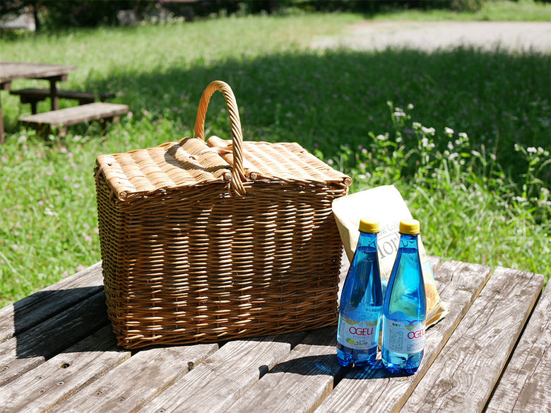 Creerクレエのラタンとレザー製ピクニッククーラーバスケット。持ち手付きで食べ物や飲み物を収納可能