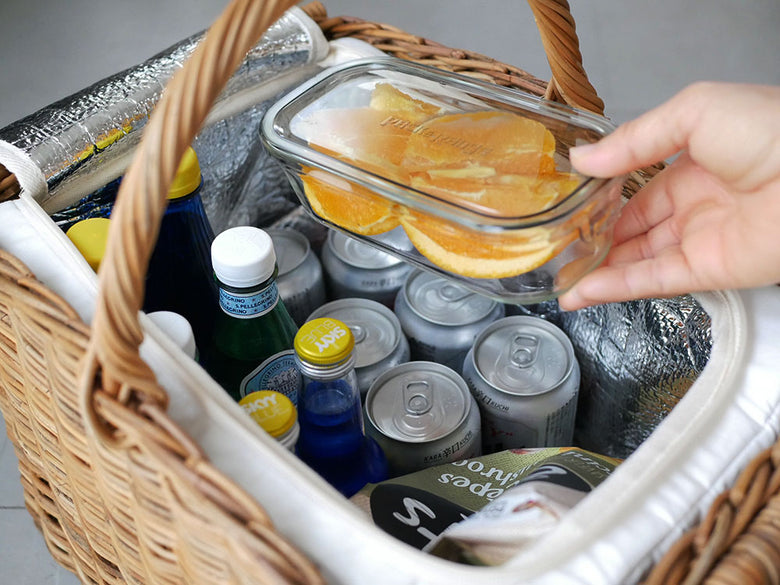 クレエのラタン製ピクニッククーラーバスケットにボトルや食品が収納されている様子