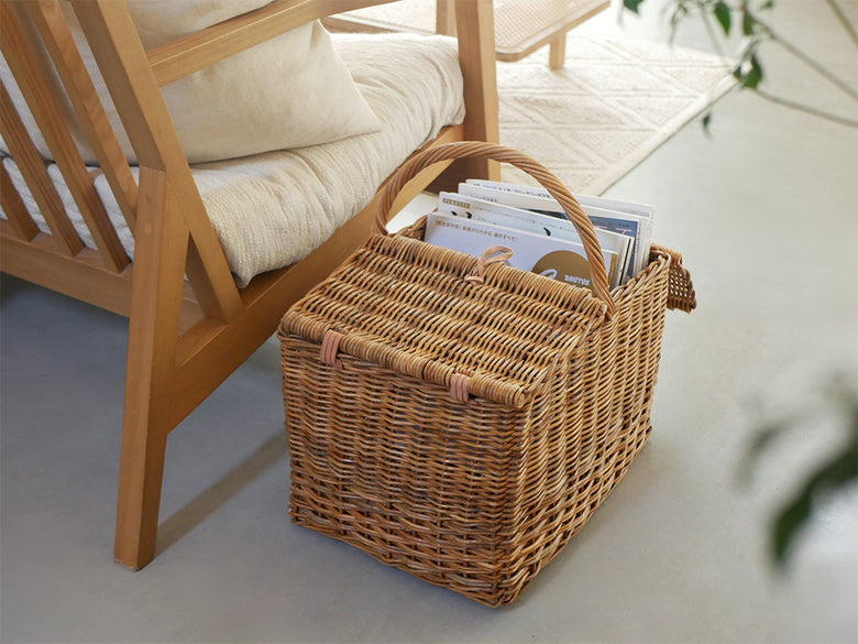 自然素材のラタンとレザーで作られた持ち手付きピクニッククーラーバスケット。収納やハンパーとしても使用できる家庭用品です。
