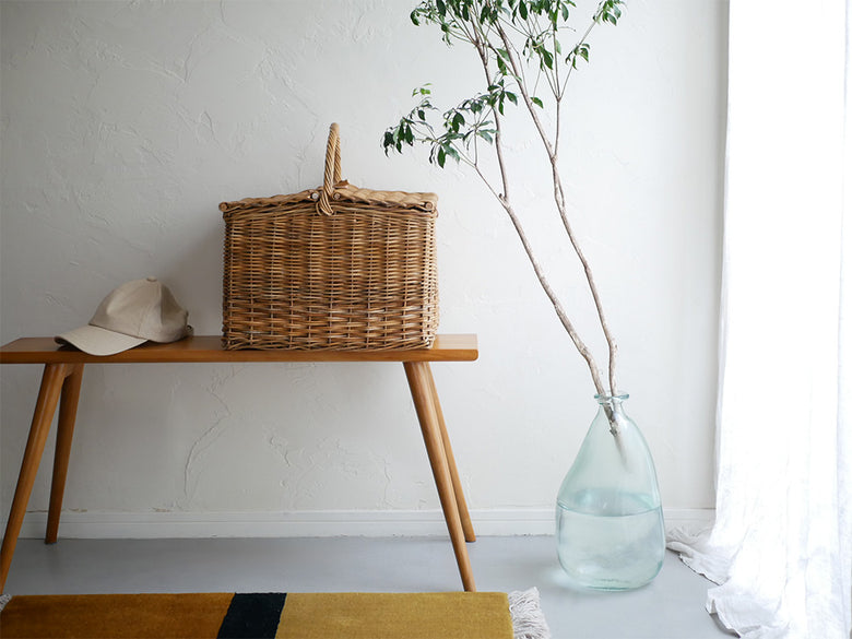 【Creer/クレエ】ラタンのピクニッククーラーバスケットの写真。自然素材のラタンとレザーを使用し、持ち手が特徴的なデザインです。