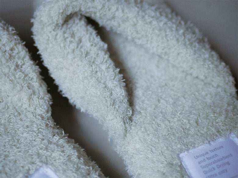 白いポリエステル製の抗菌防臭パイルスリッパ「sarasa design」