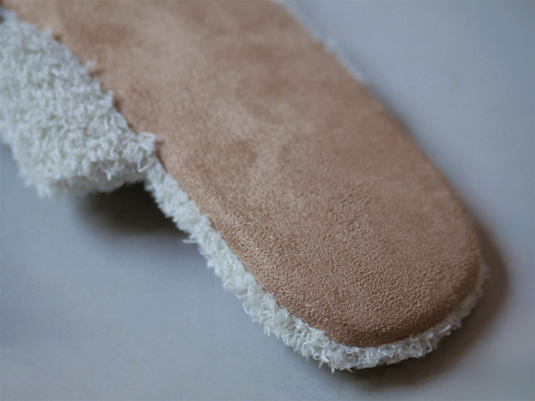 サラサデザインの洗える抗菌消臭パイルスリッパ。ポリエステル製で柔らかく暖かいウール風のプラッシュ素材を使用した快適なスリッパ。