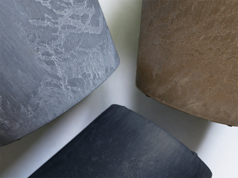 グレーの天然素材製プラントポットとソーサーのセット。屋内外で使えるスタイリッシュなデザイン。