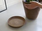 ブラウン色のセラミック製プラントポットとソーサーのセット