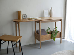 オーク無垢材で作られた伸長可能なコンソールテーブルが室内の床に配置されている様子