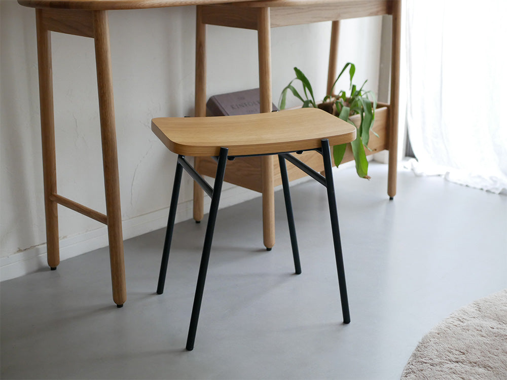 NOWHERE LIKE HOMEのKAPELLスツール、繊細なカーブとオーク材が特徴の木製スツール