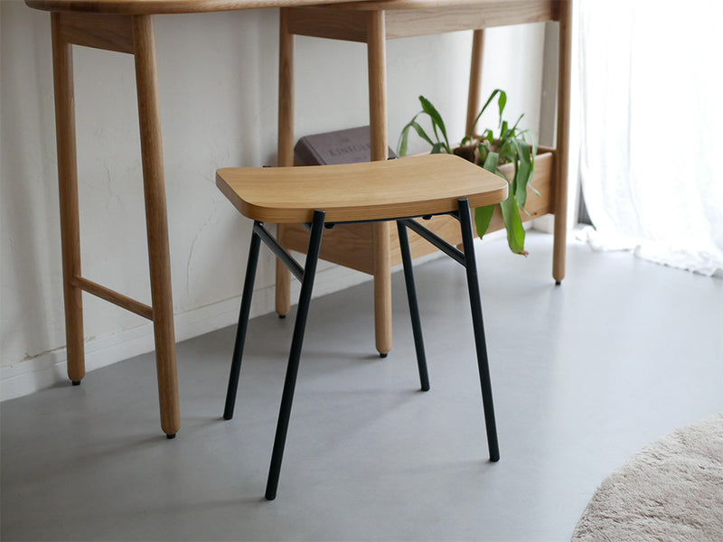 NOWHERE LIKE HOMEのKAPELLスツール、繊細なカーブとオーク材が特徴の木製スツール