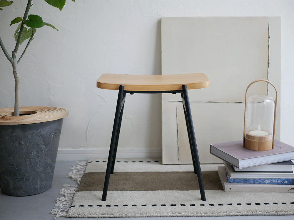 【NOWHERE LIKE HOME】KAPELLオーク製スツール、繊細なカーブが美しい屋外用木製家具