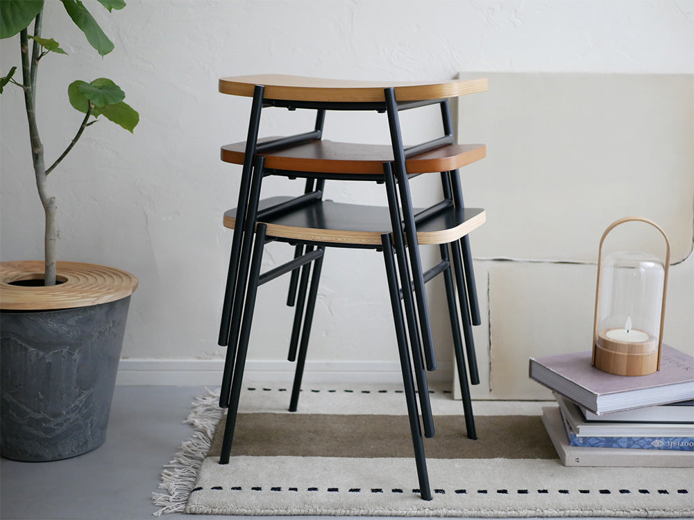 ノーウェアライクホーム KAPELLスツール。オーク突板とスチールを使用し、繊細なカーブが美しいデザイン