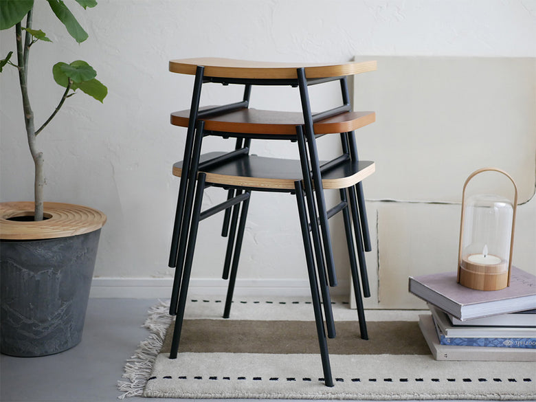 ノーウェアライクホーム KAPELLスツール。オーク突板とスチールを使用し、繊細なカーブが美しいデザイン