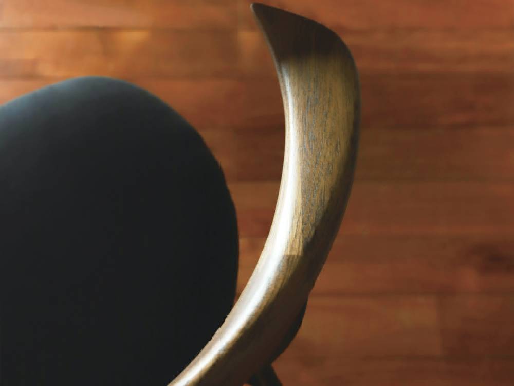 アデペシュのfincチェア、木製ブラウンデザインの椅子の画像