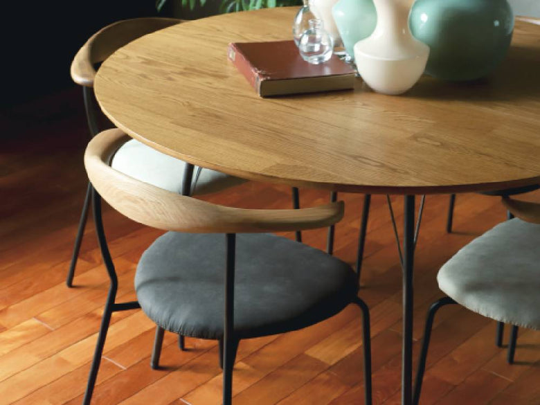 ダイニングルームに配置されたadepecheのfincチェアと木製テーブル、果物やサーブウェアが並ぶ様子